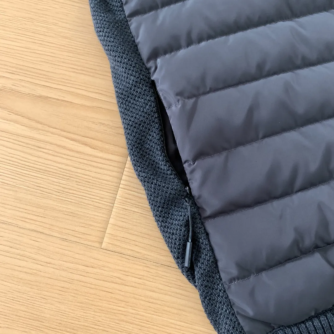 Style number: Y 🇨🇦Canada Goose "Canada Goose" 🇨🇦E 6829 y Bridge® men's knitted vest. The Hy Bridge® Knit Vest is the new arrival in our Hy Bridge® Knit Series, lightweight and warm. It can be worn as a jacket over a T-shirt or as an inner layer under another jacket for extra warmth without being bulky. Through Thermal Mapping® technology, down-filled thermal insulation panels are added to areas that need thermal insulation, and Breathable weaving technology is used to enhance breathability in areas that are prone to stuffiness. Color: Black red label Gray red label Dark Blue color red label Black black label Gray black label Size: XS S M L XL XXL
